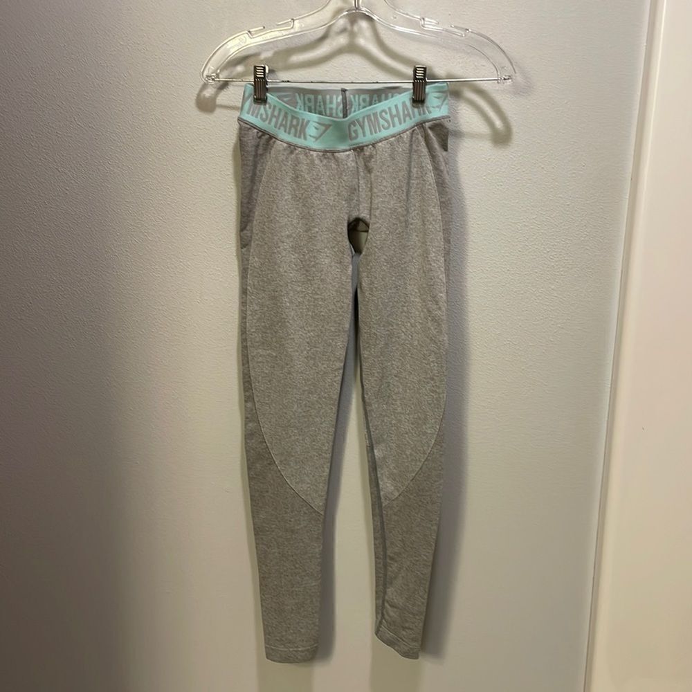 GYMSHARK woman’s grey and green leggings